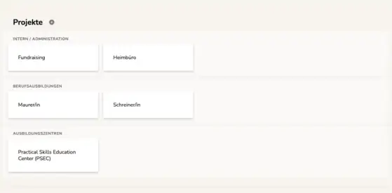 Screenshot der Projektauflistung in der Spendenverwaltung cuora. Projekte sind eingeteilt in Gruppen, innerhalb der Gruppen werden die Projekte mit Namen angezeigt. Neben dem Titel "Projekte" gibt es einen Plus-Button, um neue Projekte zu erstellen.